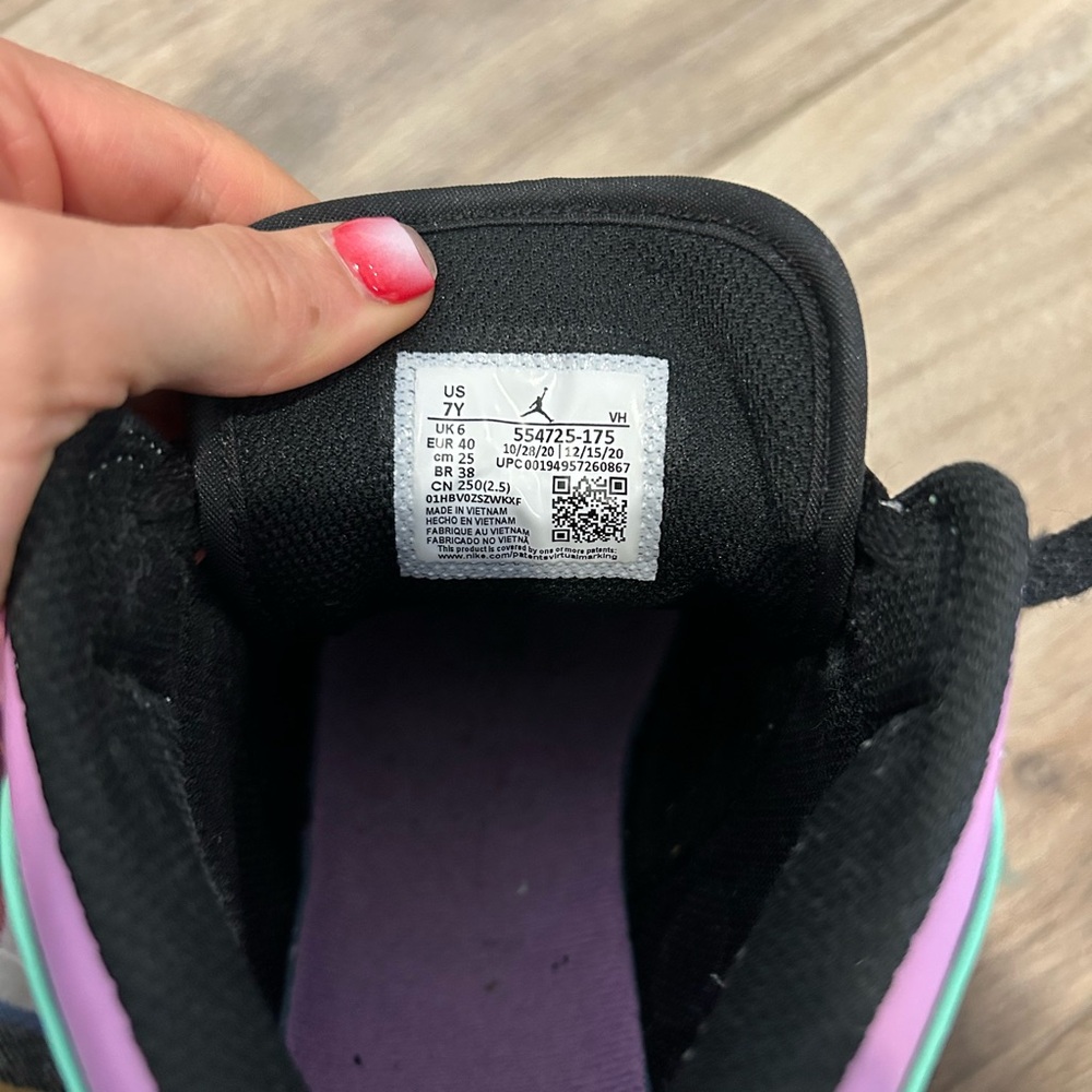Women’s jordan shoes - Picture 3 of 5